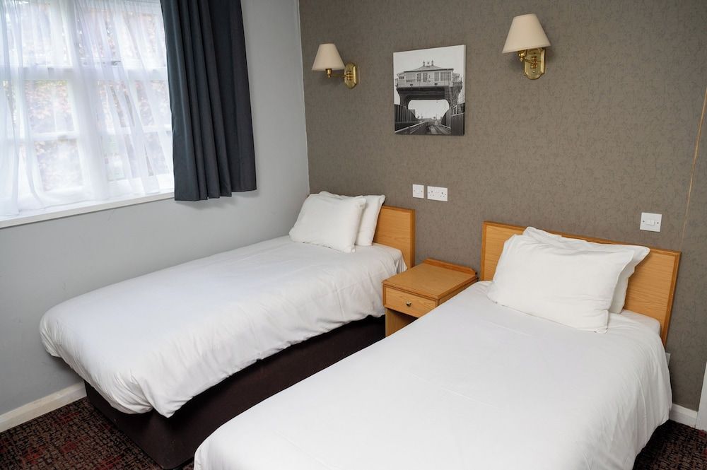 Old Grey Mare Hotel by Greene King Inns Twin Room 3