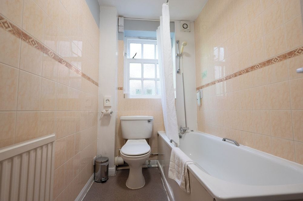 Old Grey Mare Hotel by Greene King Inns Twin Room 4