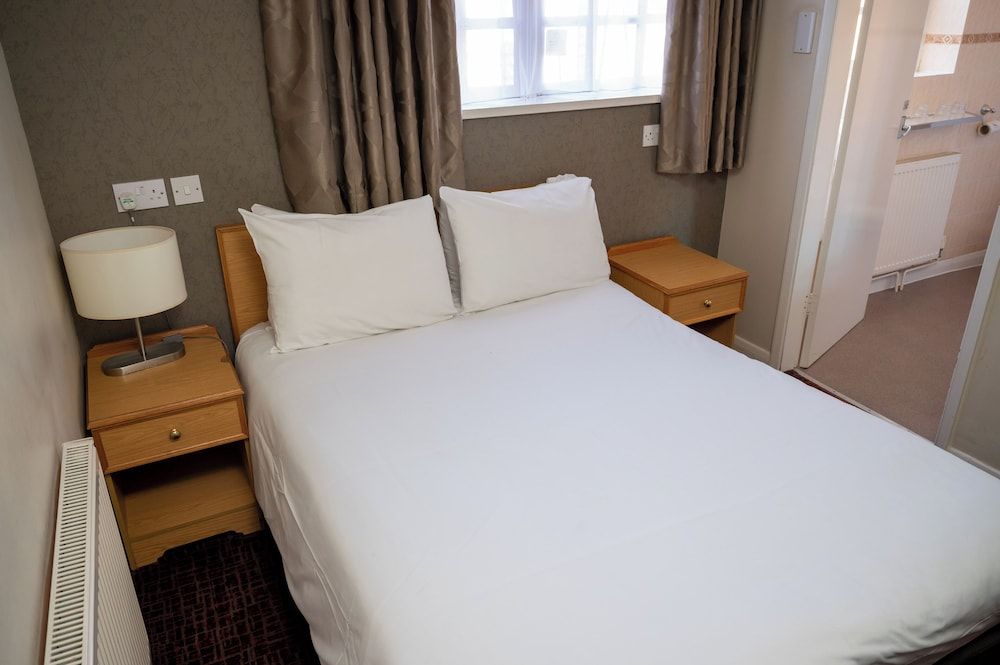 Old Grey Mare Hotel by Greene King Inns Family Room 2