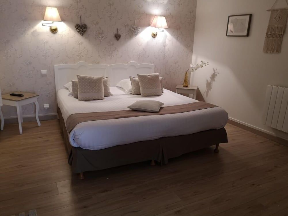 Comfort room king bed