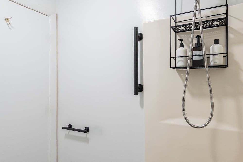 Mount Mitchell Eco Retreat Clear Creek Lodge - Mobility-Friendly King Room 4