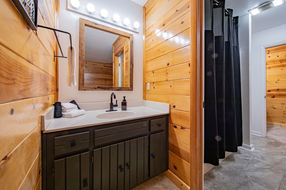 Mount Mitchell Eco Retreat Pisgah Lodge - Queen Suite 4