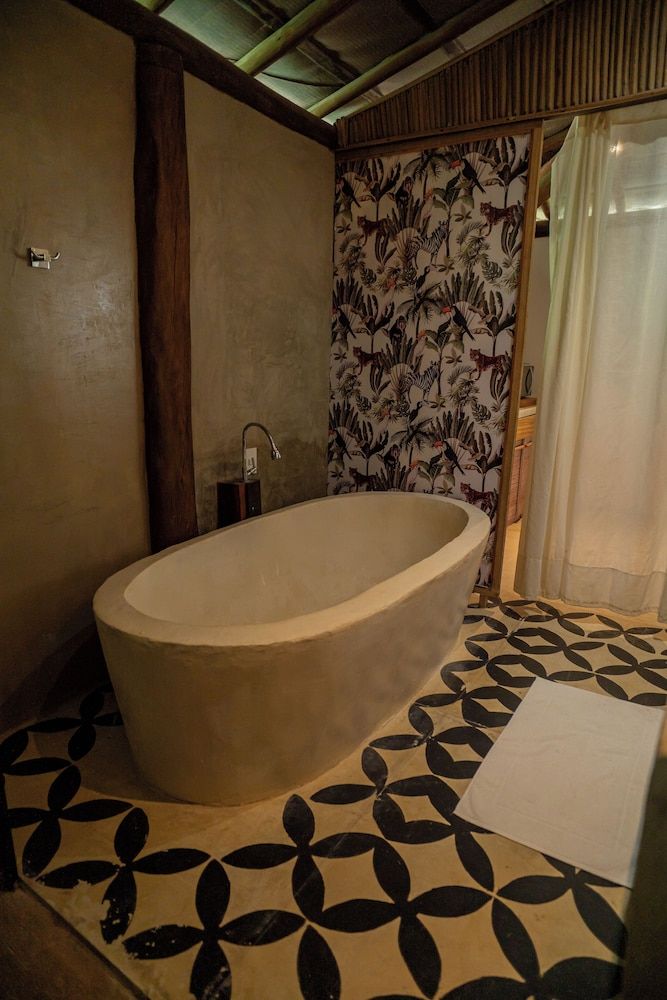 Deep Soaking Bathtub