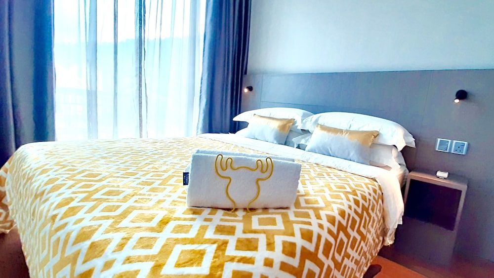 2-Bedroom Executive King Suite with Balcony and Genting View
