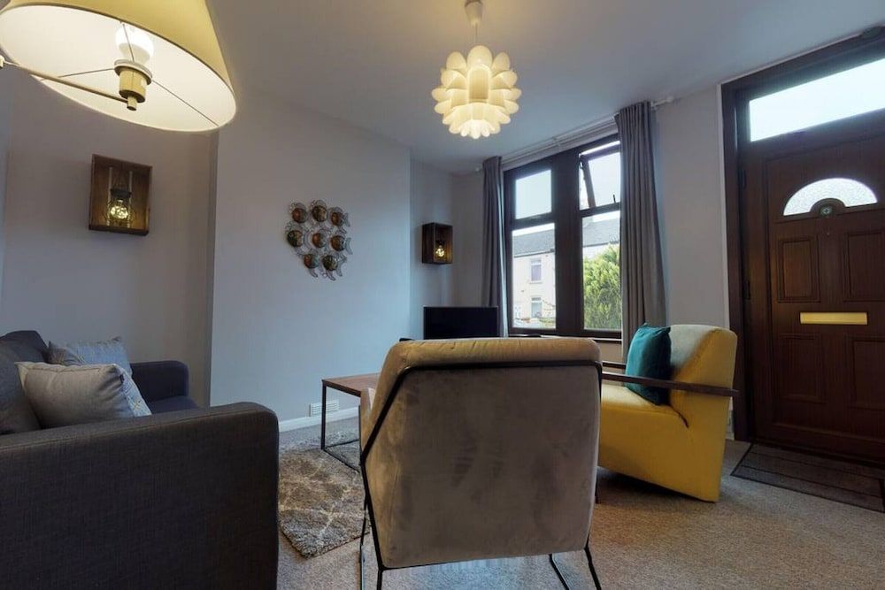 Stayzo 2BR House Accommodation in Peterborough House 20