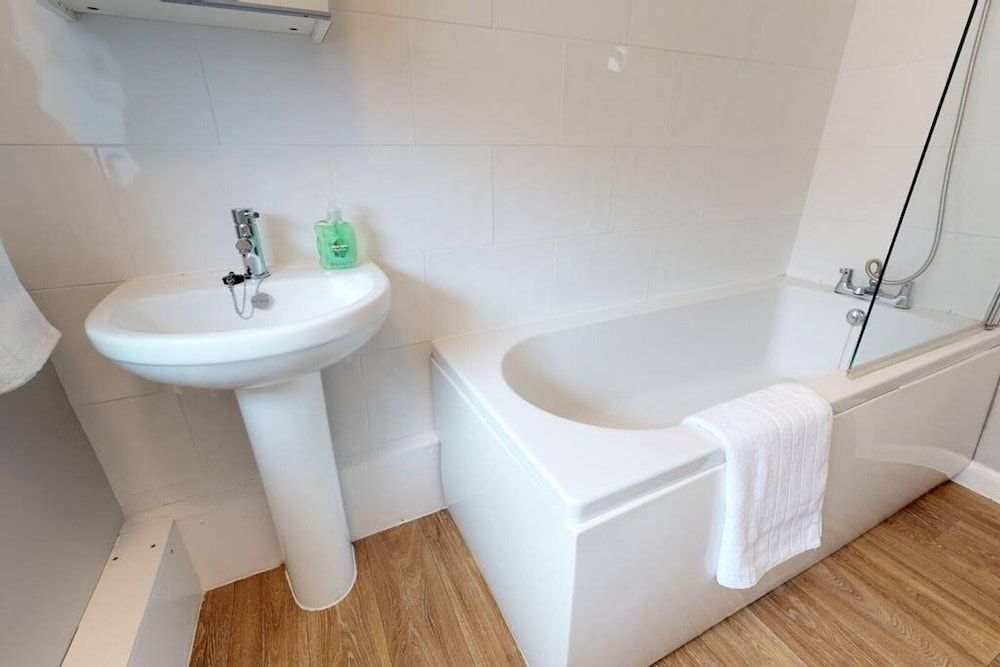 Stayzo 2BR House Accommodation in Peterborough House 19