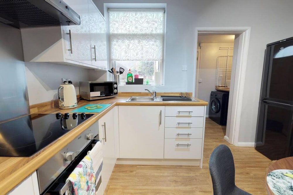 Stayzo 2BR House Accommodation in Peterborough House 11