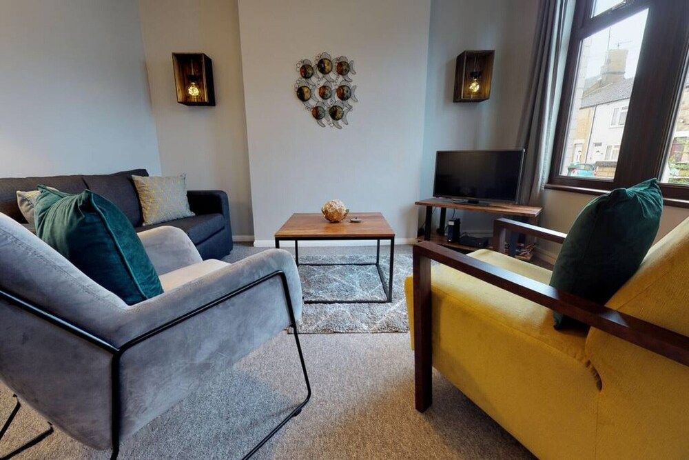 Stayzo 2BR House Accommodation in Peterborough House 18