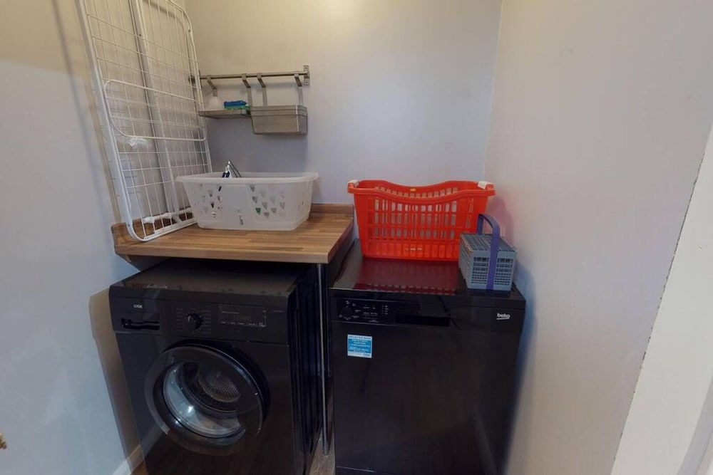 Stayzo 2BR House Accommodation in Peterborough House 17