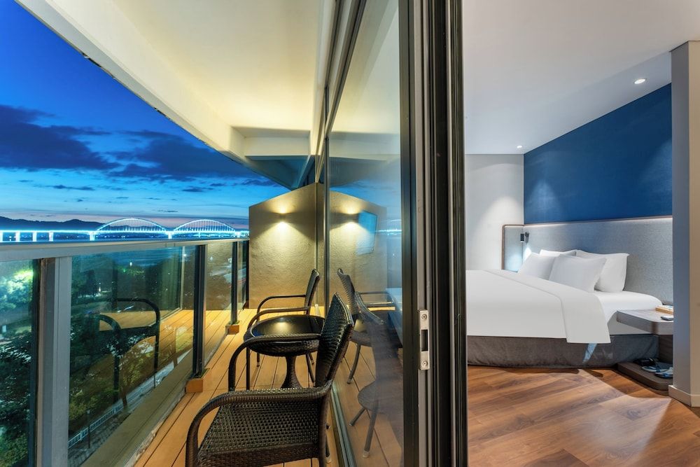 Standard Room, 1 King Bed, River View (Extra Space)
