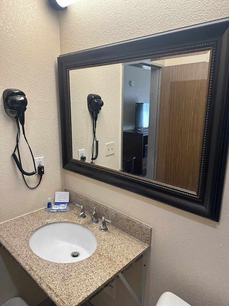 Executive inn Standard Room 1 King Bed 5