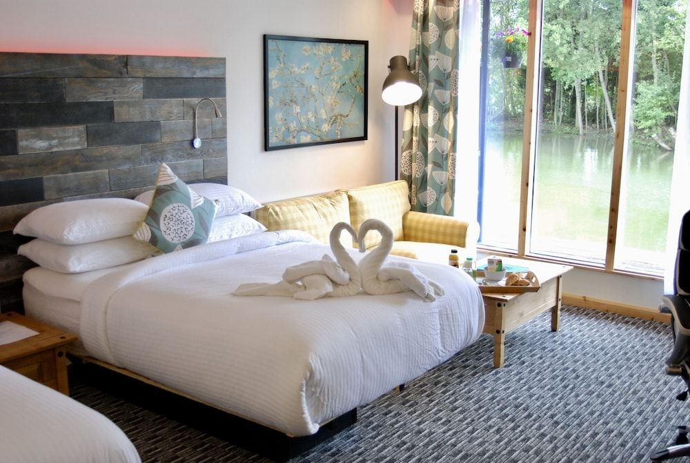 The Waterfront Lodges Deluxe Twin Room, 2 Double Beds, Balcony, Lake View 6