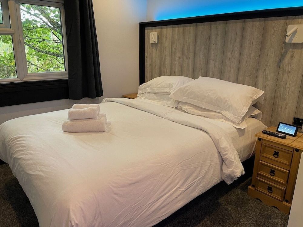 The Waterfront Lodges Premium Suite, 2 Bedrooms, Hot Tub, Lake View 3