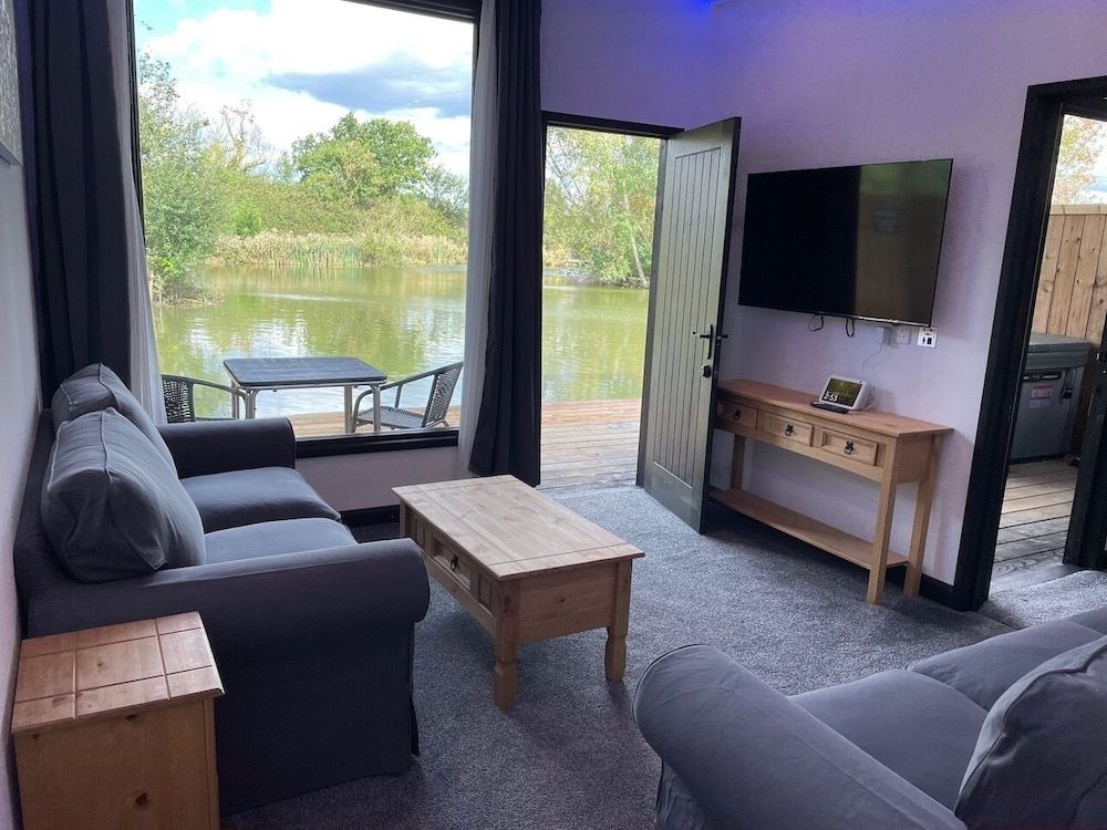 The Waterfront Lodges Premium Suite, 2 Bedrooms, Hot Tub, Lake View 11