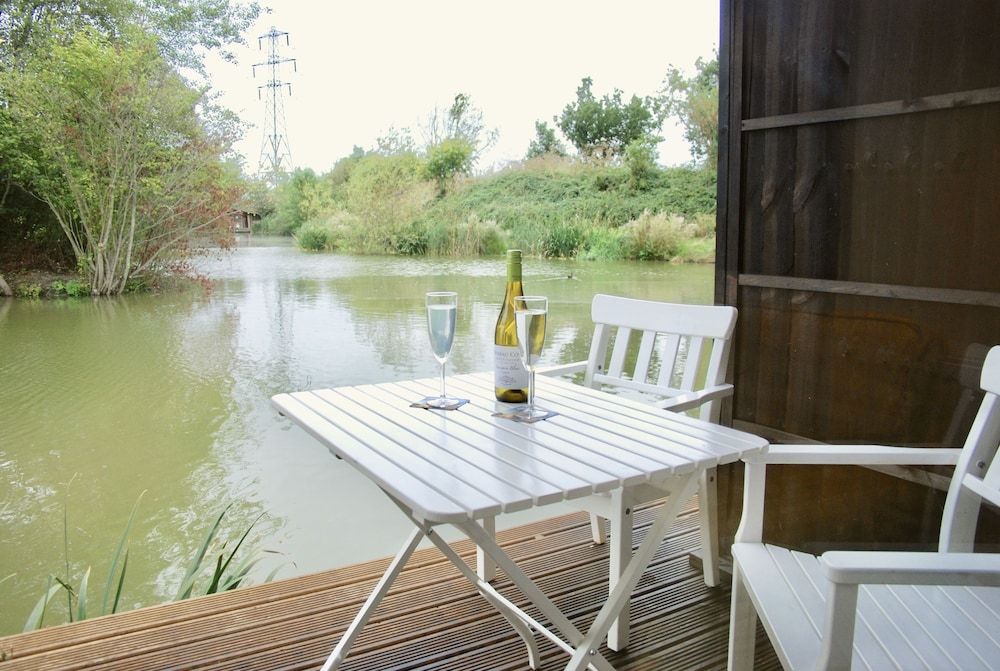The Waterfront Lodges Deluxe Twin Room, 2 Double Beds, Balcony, Lake View 9