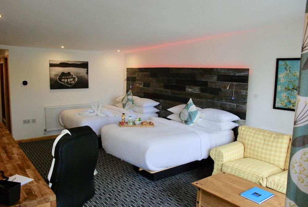 The Waterfront Lodges Deluxe Twin Room, 2 Double Beds, Balcony, Lake View 5