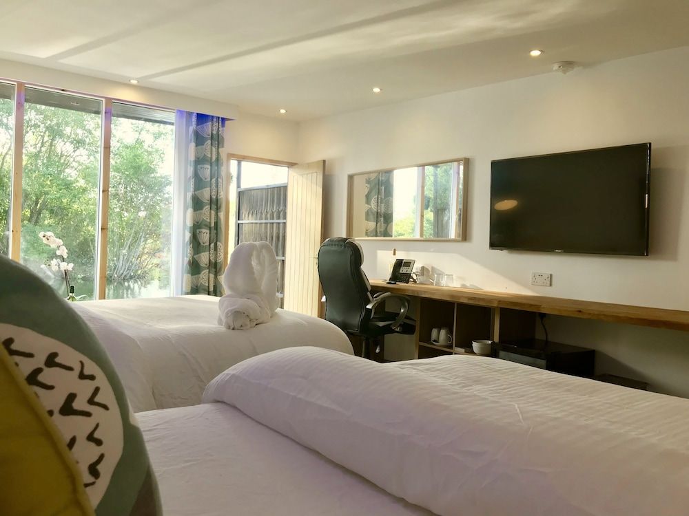 The Waterfront Lodges Deluxe Twin Room, 2 Double Beds, Balcony, Lake View