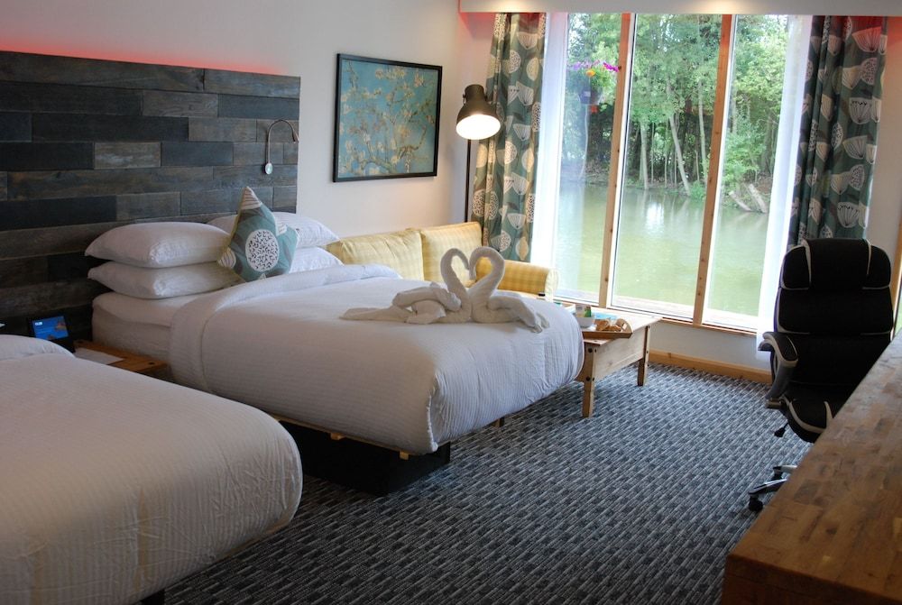 The Waterfront Lodges Deluxe Twin Room, 2 Double Beds, Balcony, Lake View 7