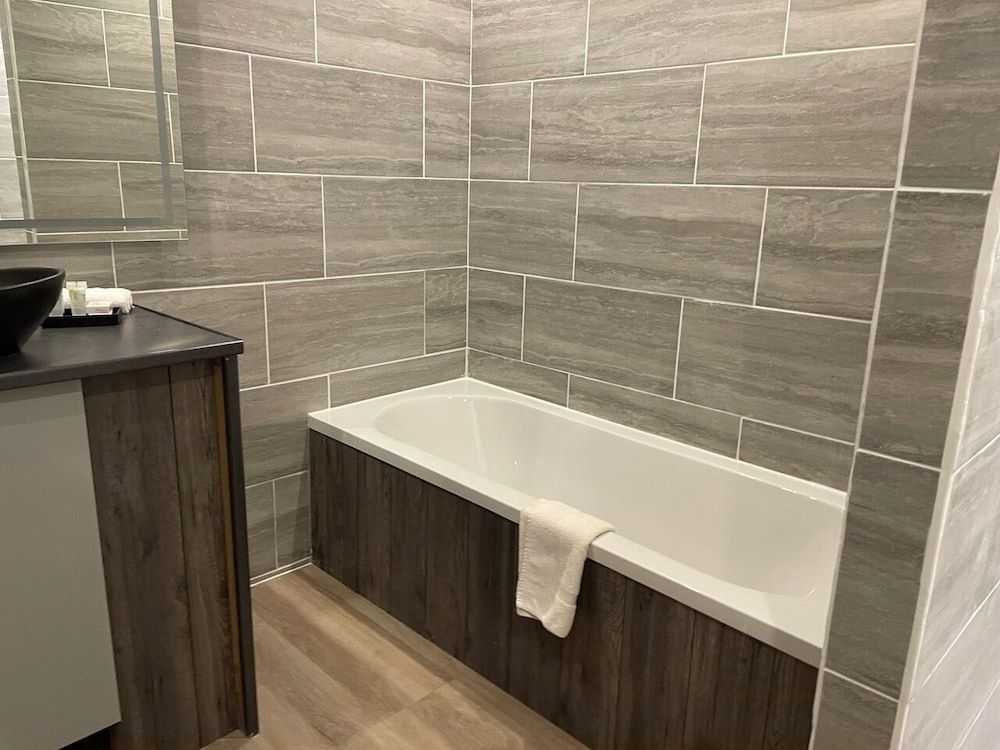 The Waterfront Lodges Premium Suite, 2 Bedrooms, Hot Tub, Lake View 8