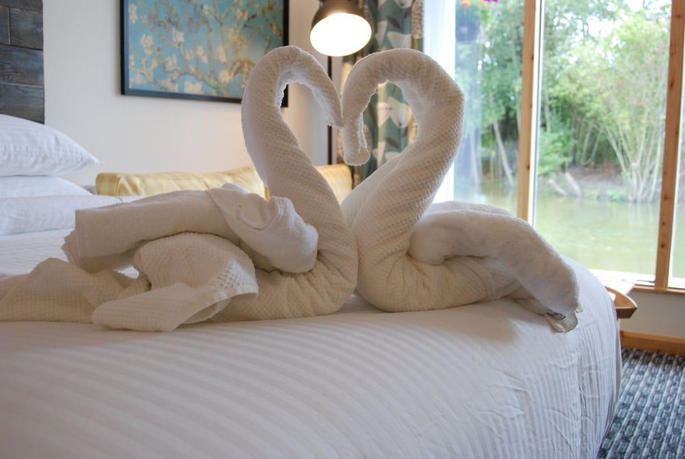 The Waterfront Lodges Deluxe Twin Room, 2 Double Beds, Balcony, Lake View 3