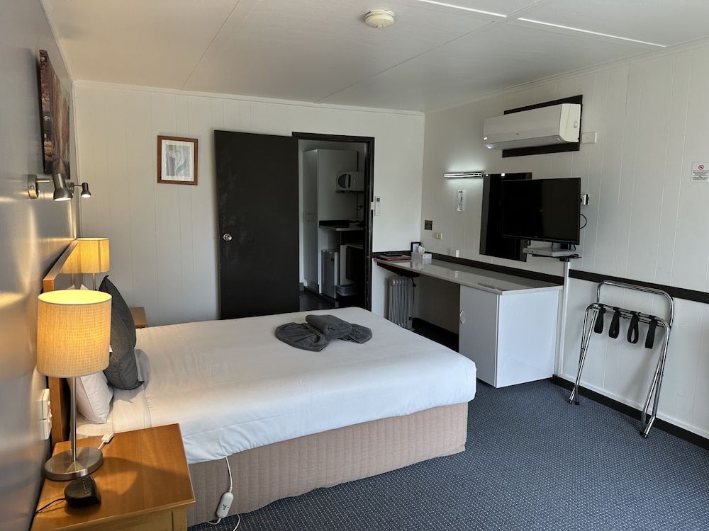 Statesman Motor Inn Standard Double Room 4