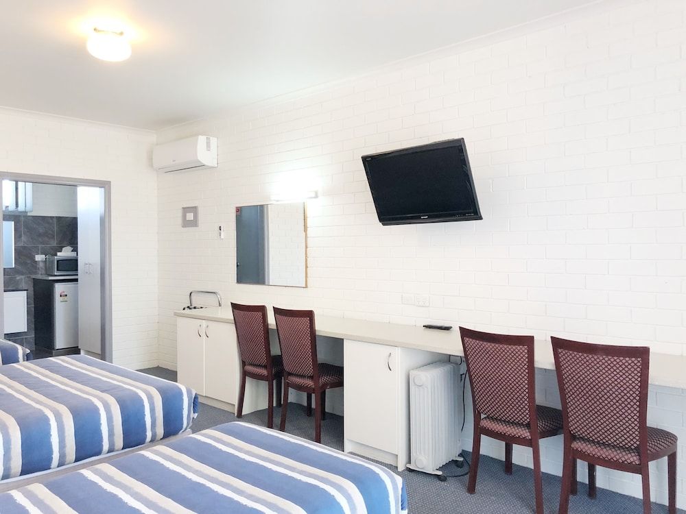 Statesman Motor Inn Family Room 3