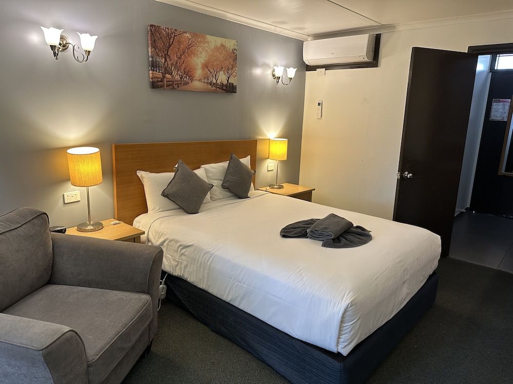 Statesman Motor Inn Standard Double Room 9