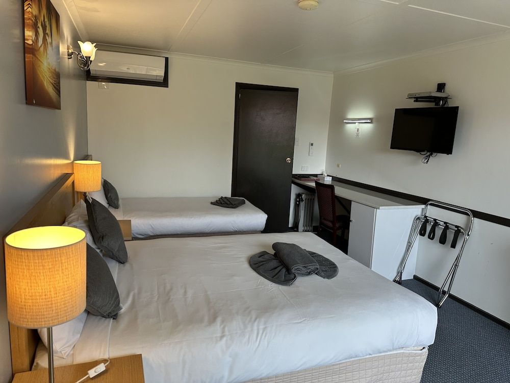 Statesman Motor Inn Standard Twin Room 3