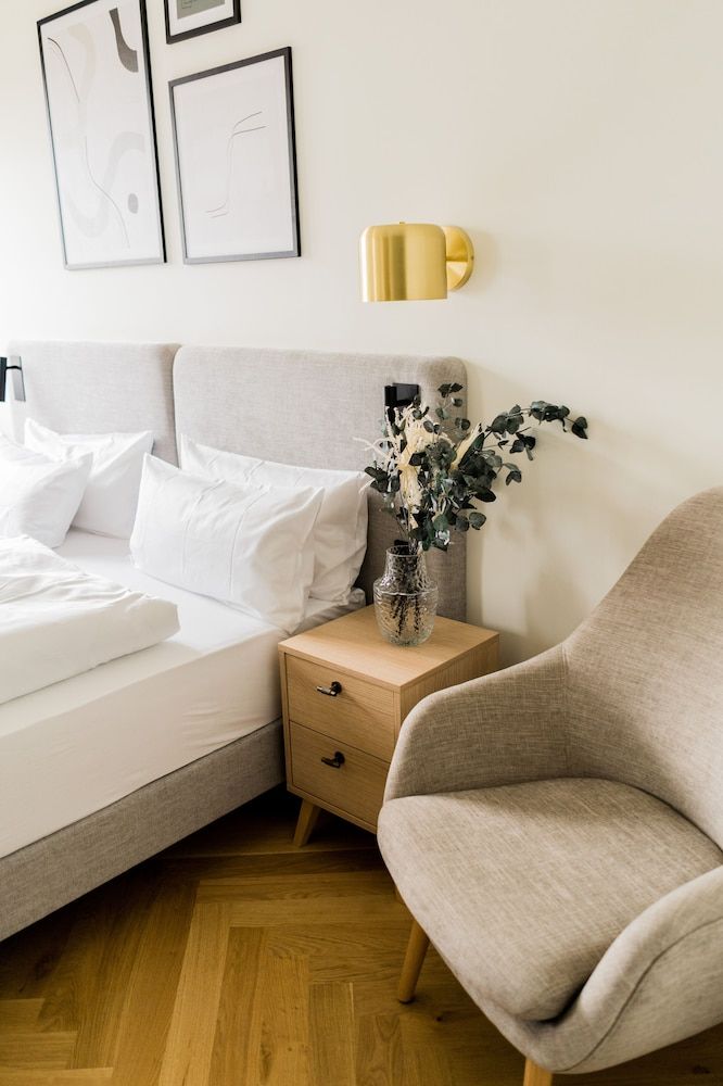 Bob W Peterhof Superior Studio