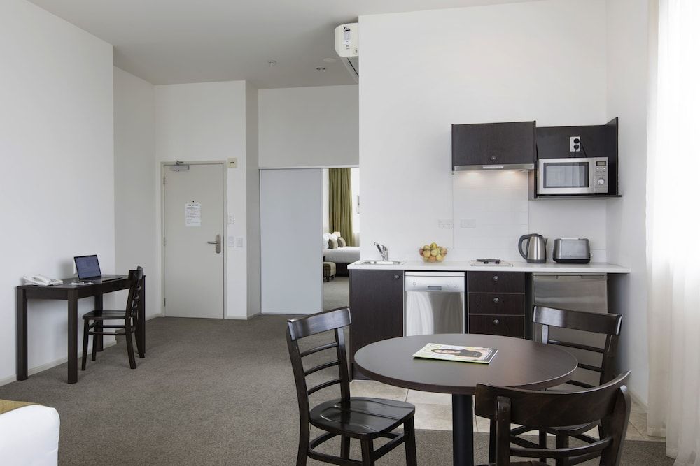 Quest on London Executive Apartment, 2 Bedrooms, Connecting Rooms 10