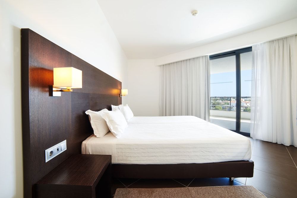 Deluxe Suite, Twin and Double, Garden View, Balcony