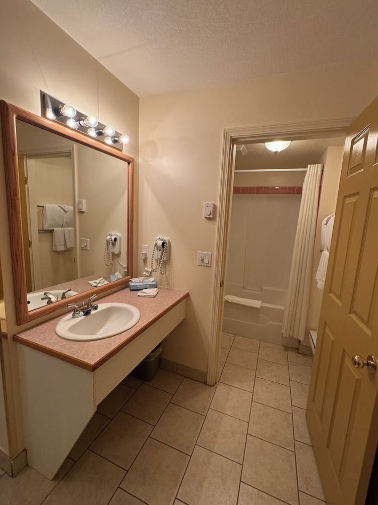 Western Budget Motel Whitecourt 3 Executive Room, 1 King Bed (Jacuzzi) 5