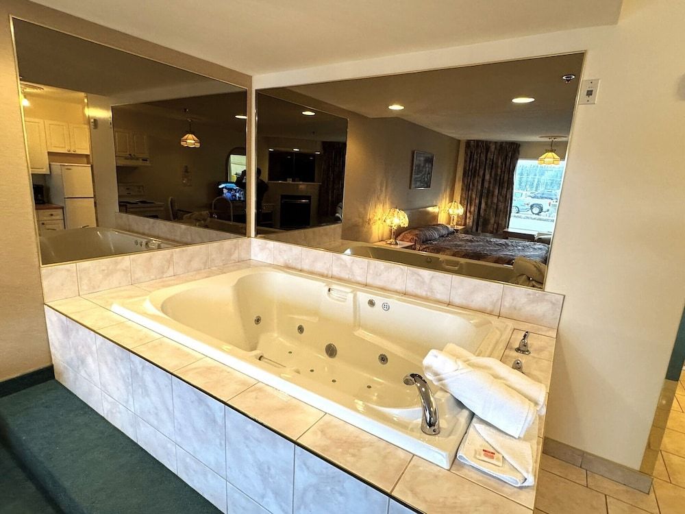 Western Budget Motel Whitecourt 3 Executive Room, 1 King Bed (Jacuzzi) 8