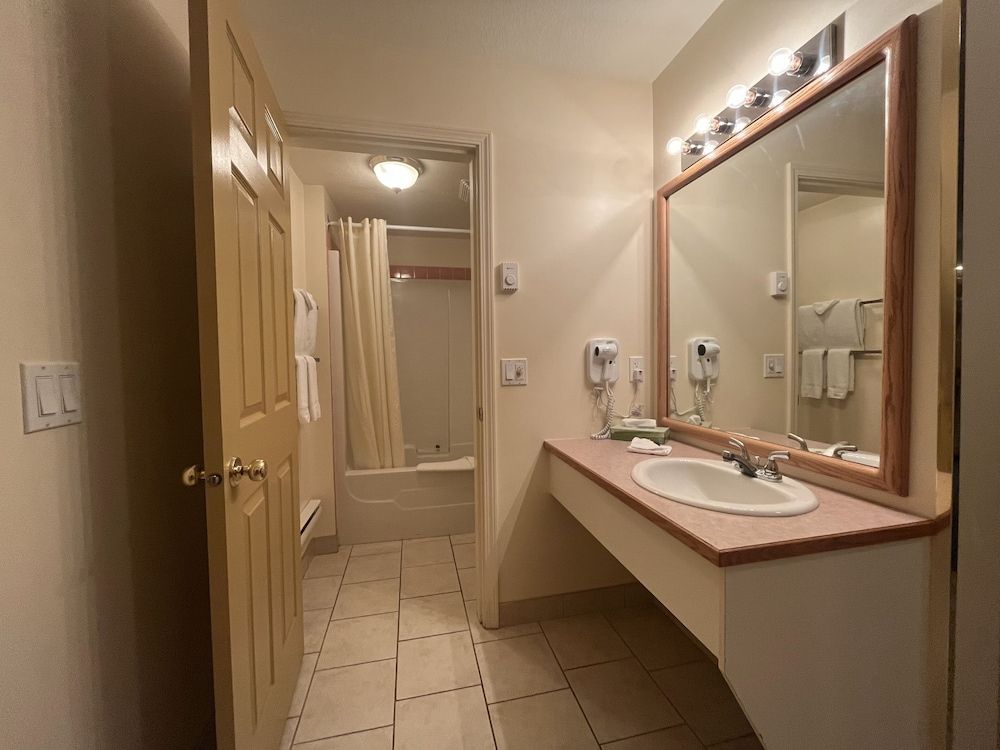 Western Budget Motel Whitecourt 3 Executive Room, 1 King Bed (Jacuzzi) 3