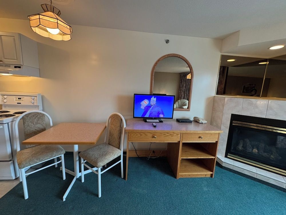 Western Budget Motel Whitecourt 3 Room, 2 Queen Beds, Kitchenette 7