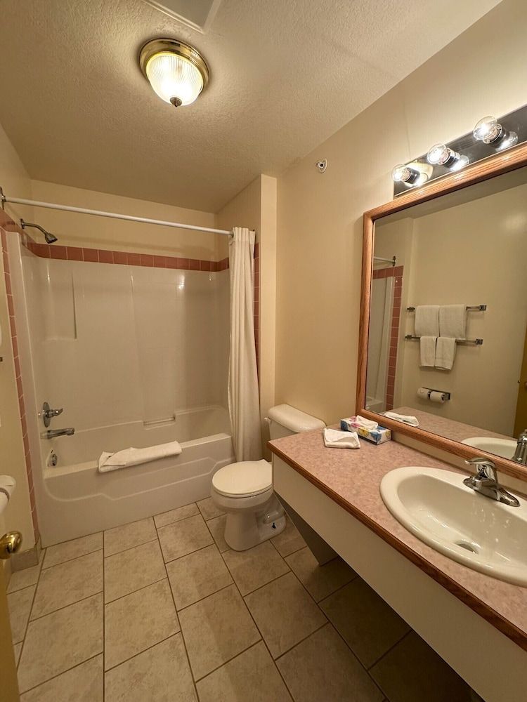 Western Budget Motel Whitecourt 3 Basic Room, 1 Queen Bed 4