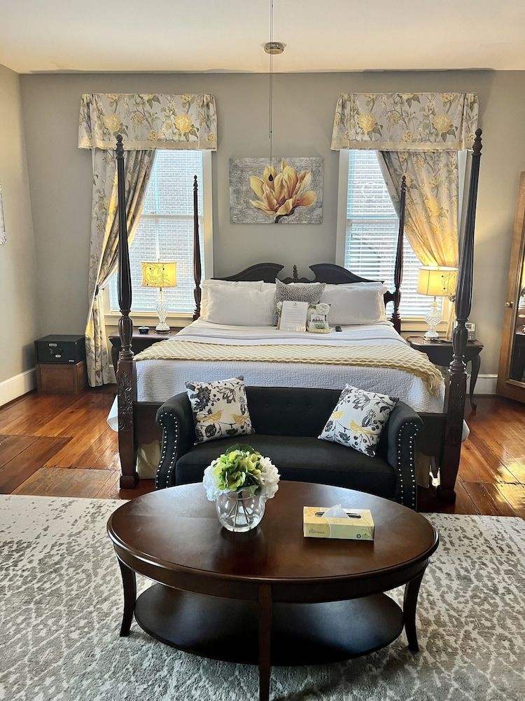 Deluxe King Room 5