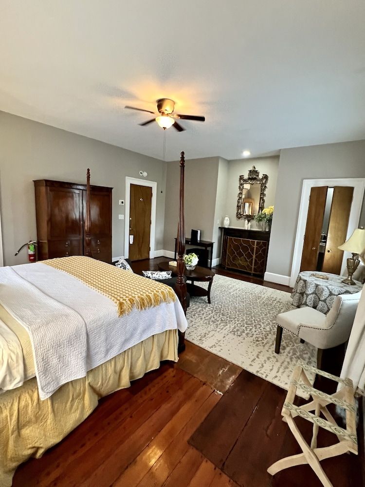 Deluxe King Room 5