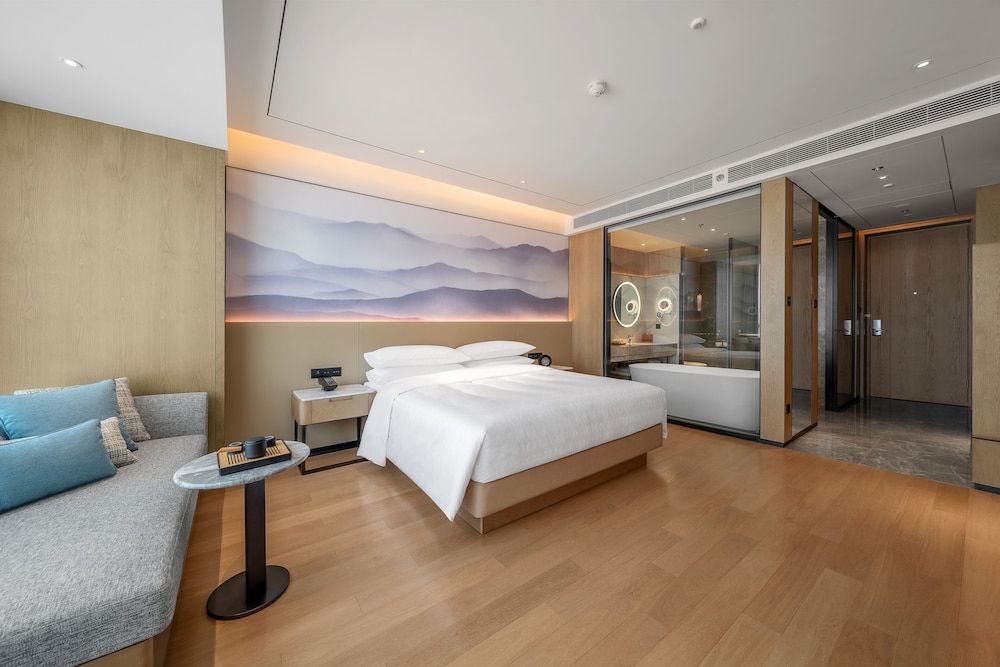 Deluxe Room, 1 King Bed, City View