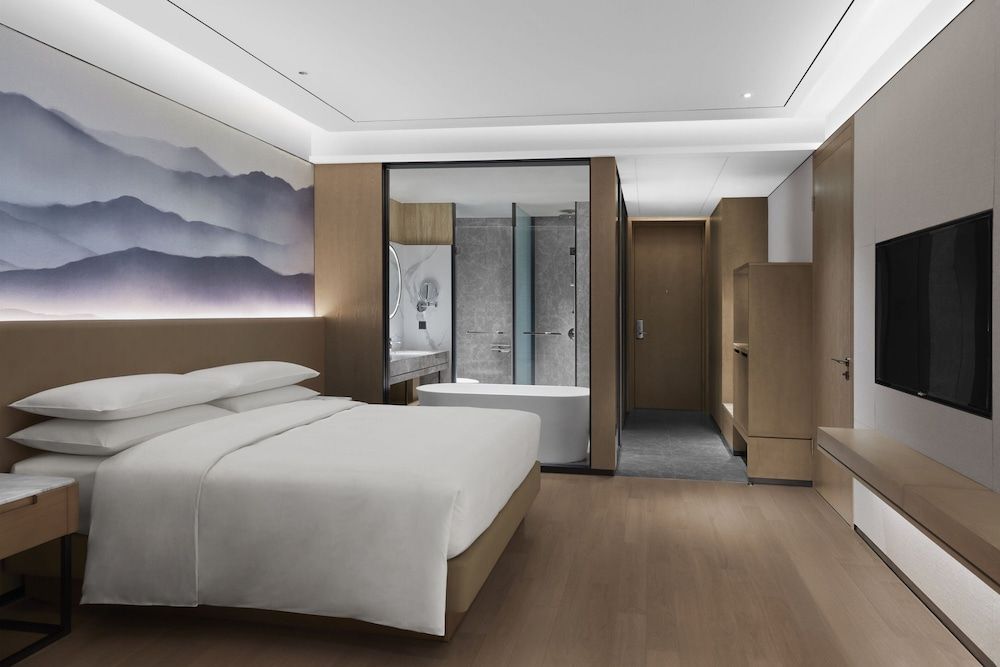 Deluxe Room, 1 King Bed, City View