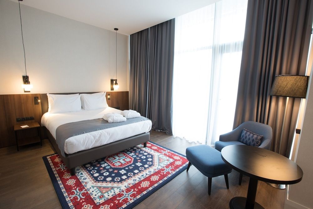 Standard Room, 1 Queen Bed, City View