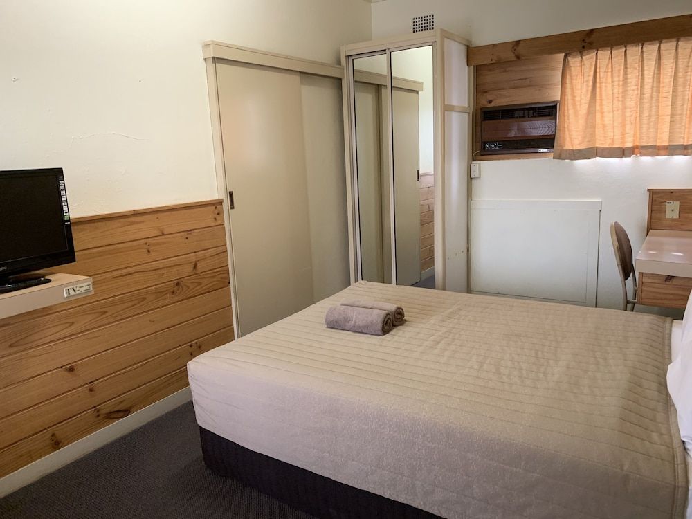 Countryman Motor Inn Economy Double Room, 1 Double Bed 3