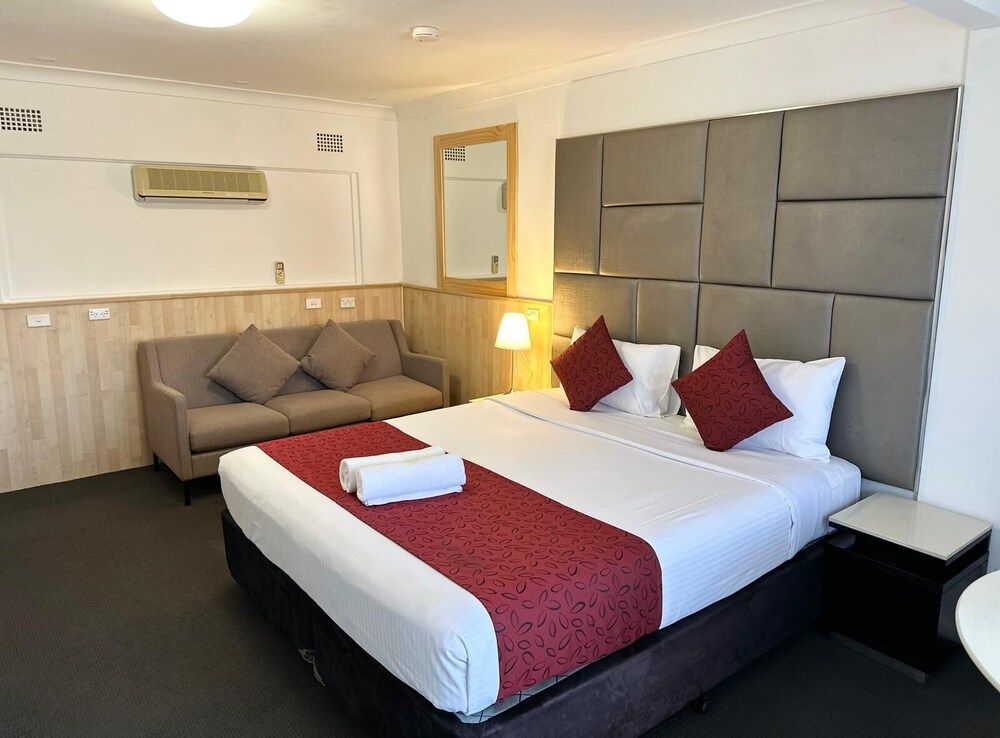 Countryman Motor Inn Executive Room, 1 King Bed 3