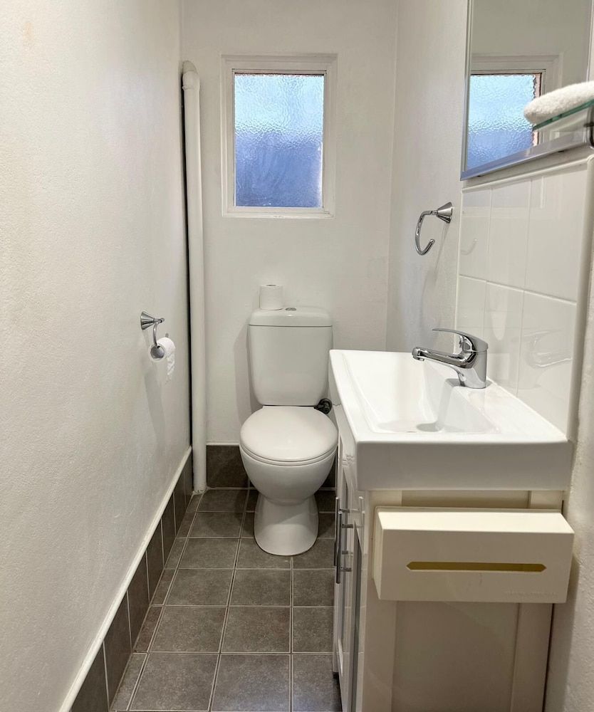 Countryman Motor Inn Economy Double Room, 1 Double Bed 5