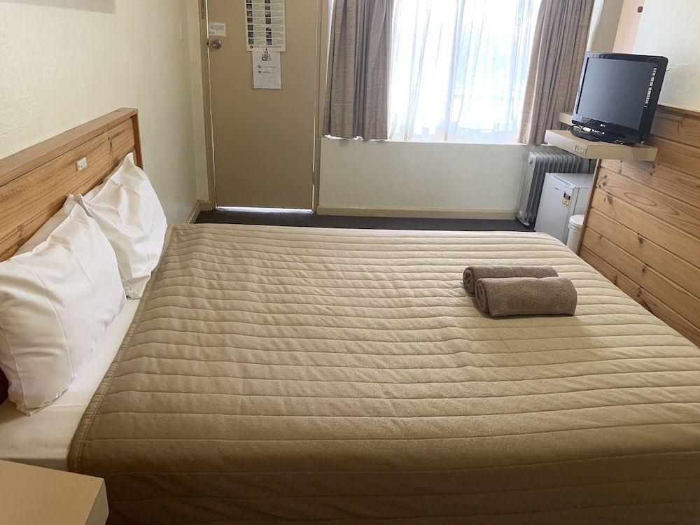 Countryman Motor Inn Economy Double Room, 1 Double Bed 2
