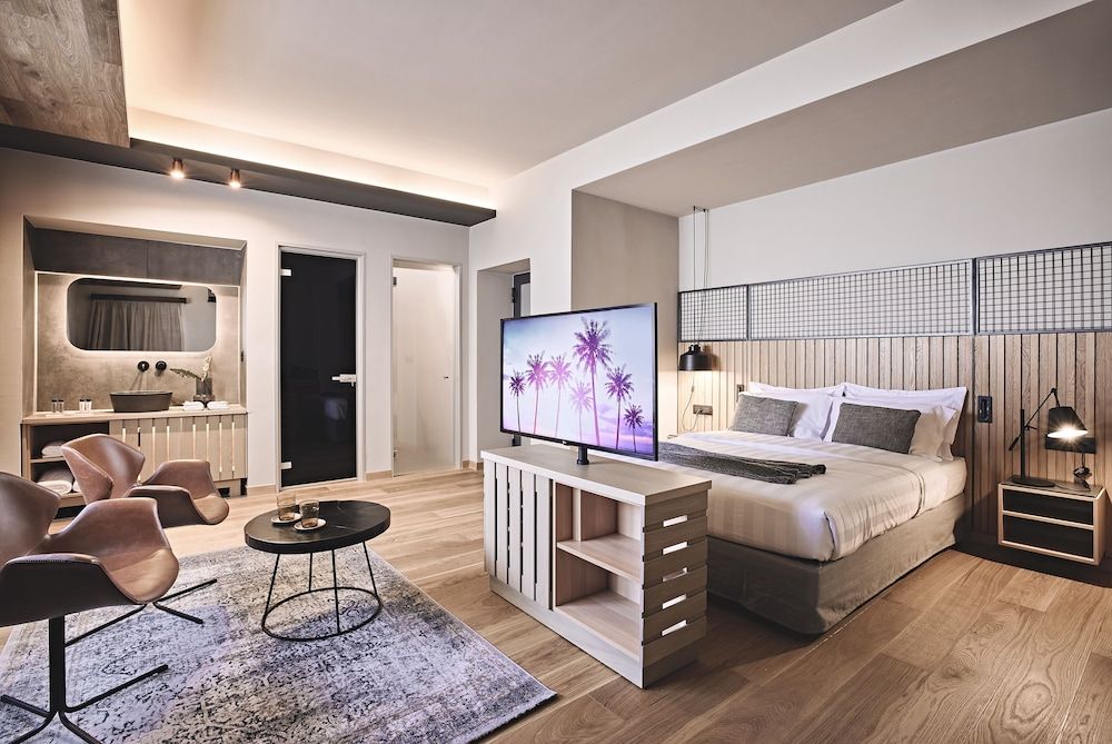 Cama Luxury Suites Glyfada Deluxe Double Room 8