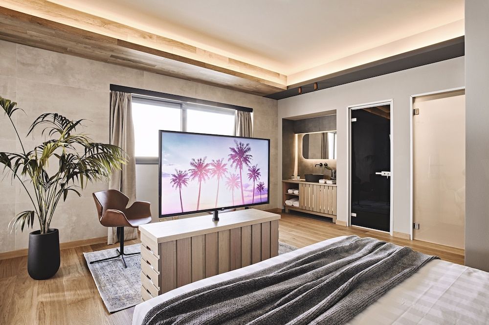 Cama Luxury Suites Glyfada Deluxe Double Room 9