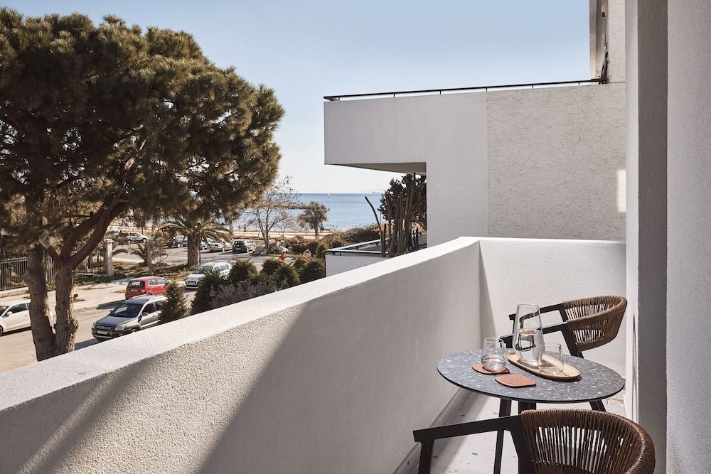 Cama Luxury Suites Glyfada Deluxe Double Room, Partial Sea View 7