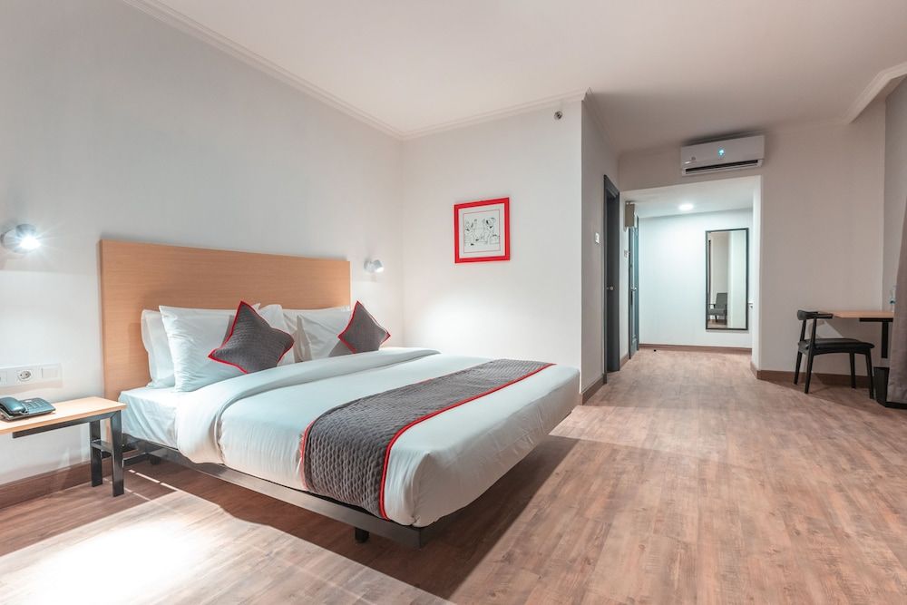 Super OYO Townhouse 2 Hotel Gunung Sahari Deluxe Double Room 3