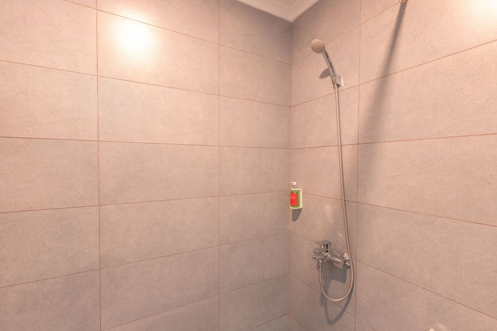 Super OYO Townhouse 2 Hotel Gunung Sahari Deluxe Double Room 11